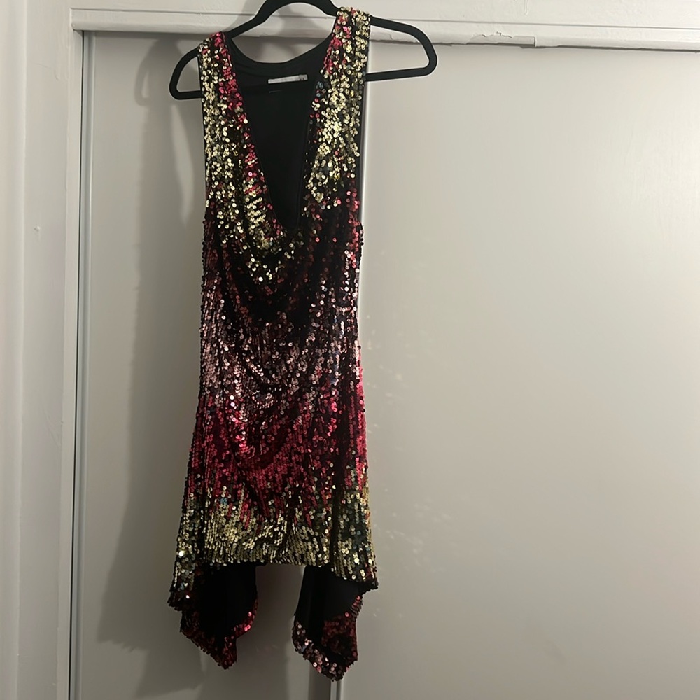 Fiesta | Pink & Gold Sequin Plunge Cowl-Neck Mini Dress
US 8 / MAGENTA GOLD